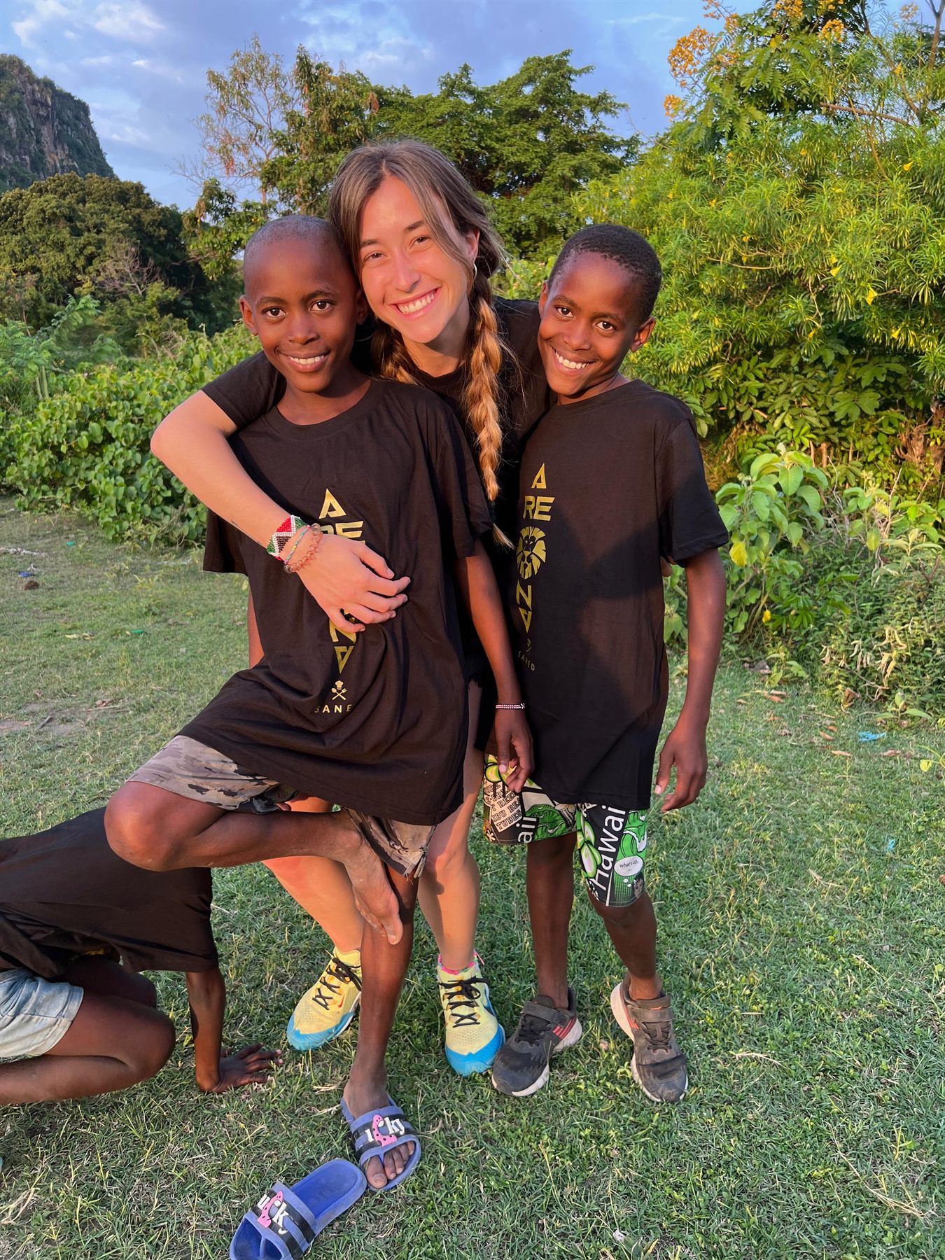 Fundadora de 6º Studio sonriendo junto a dos niños del proyecto de Asociación Arena