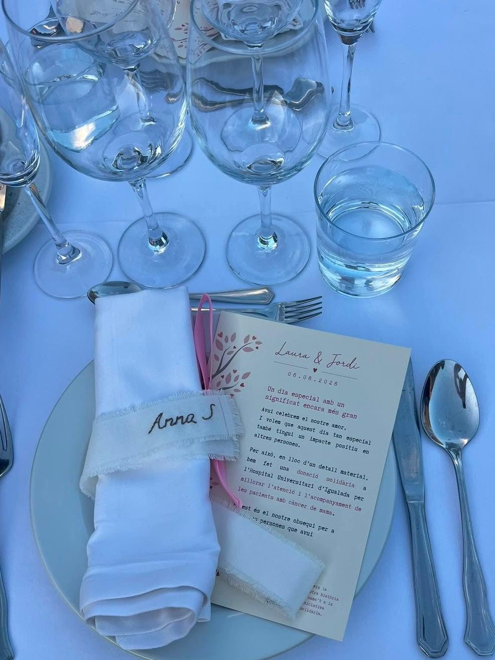Detalle de la donación solidaria de los novios en la mesa