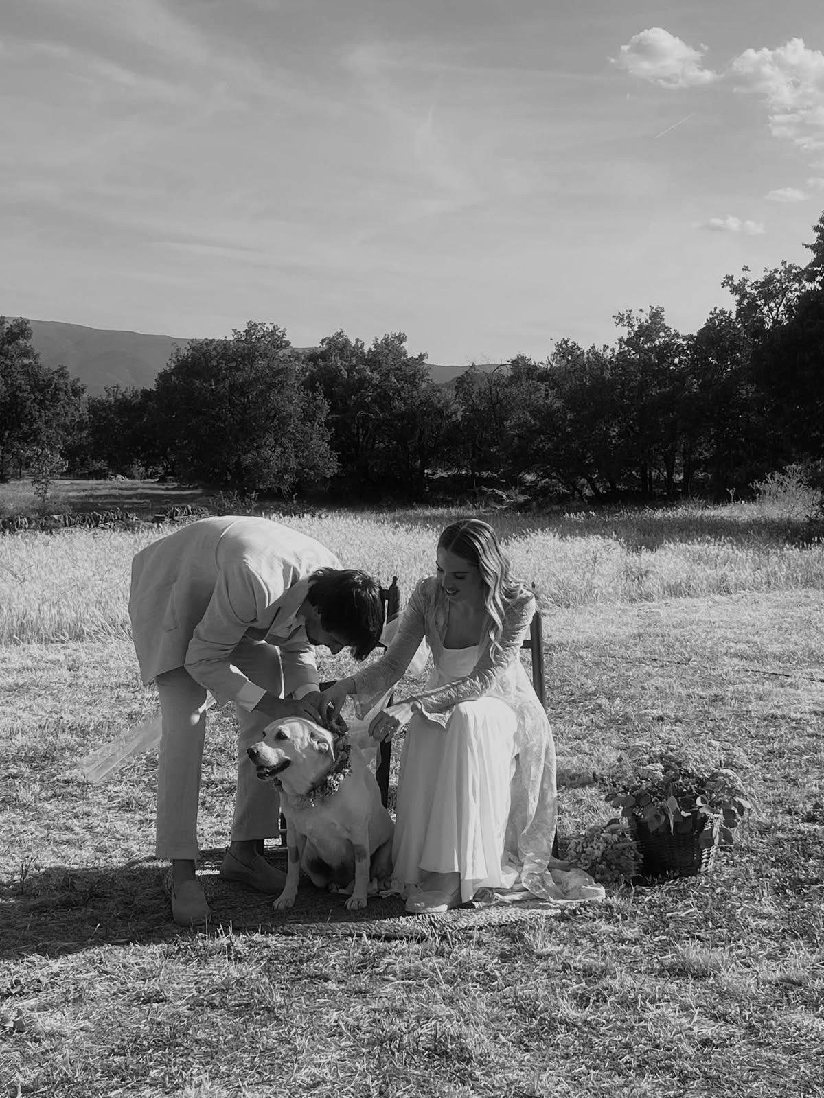 Los novios con su perro en el campo, en blanco y negro