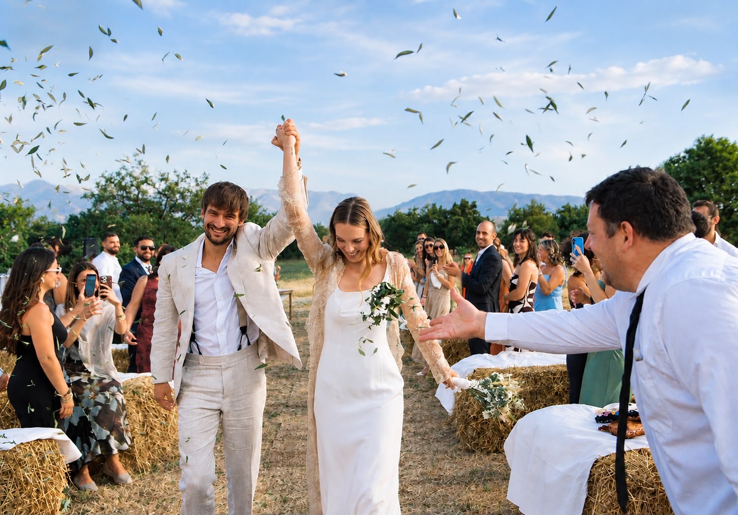 Novios saliendo entre confeti en una boda organizada por Sexto Studio