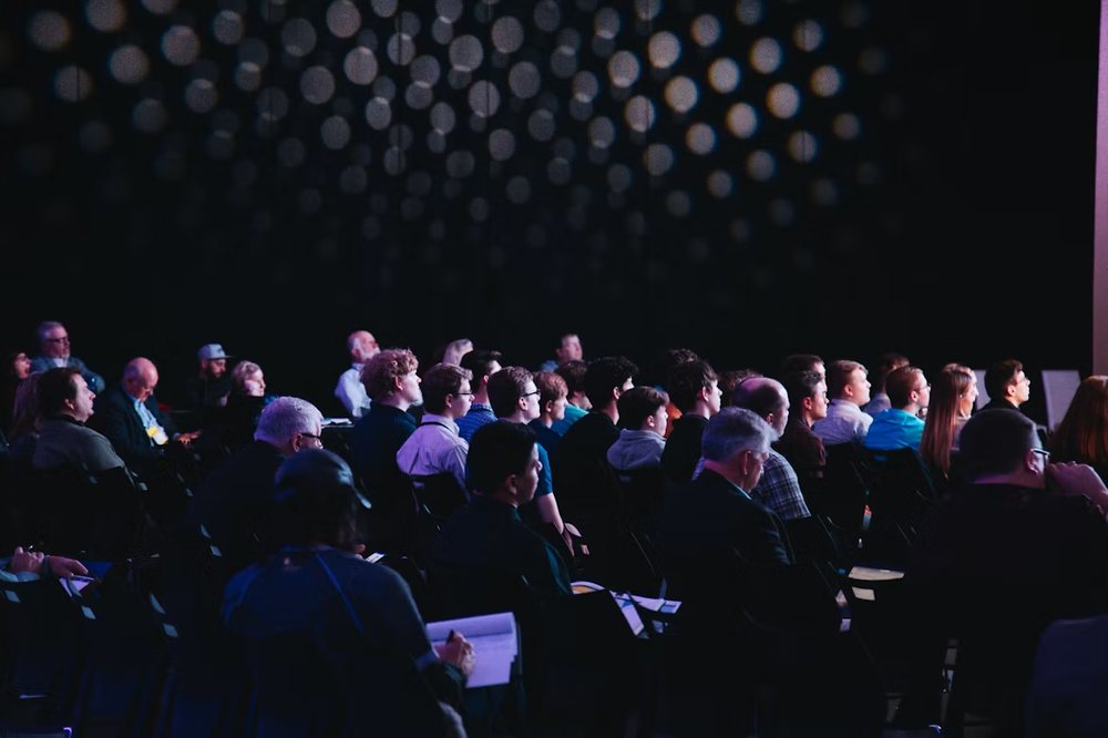 Público asistiendo a una conferencia corporativa en un auditorio