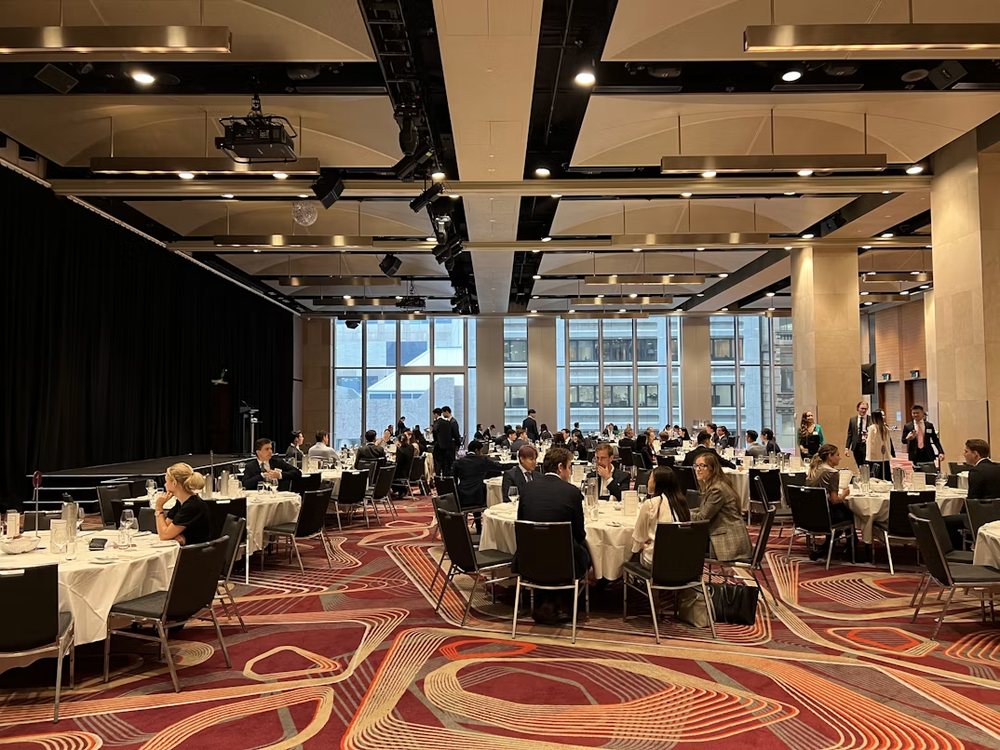 Cena de empresa con mesas redondas montadas en un gran salón