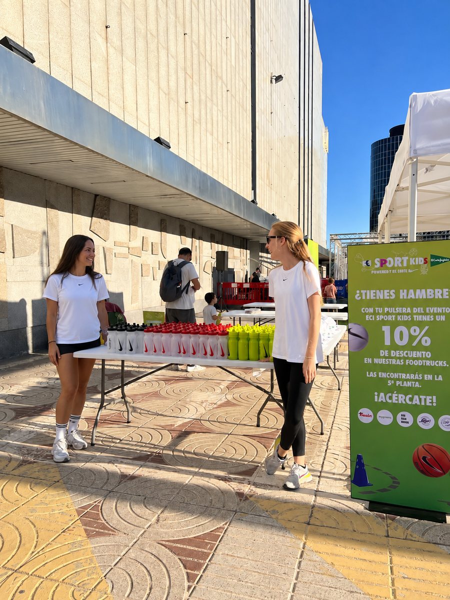 Punto de bienvenida con azafatas en un evento deportivo producido por Sexto Studio