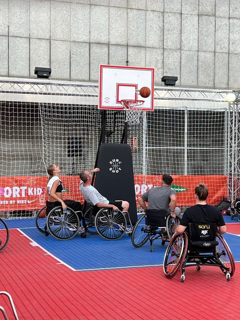 Partido de baloncesto en silla de ruedas en un evento deportivo
