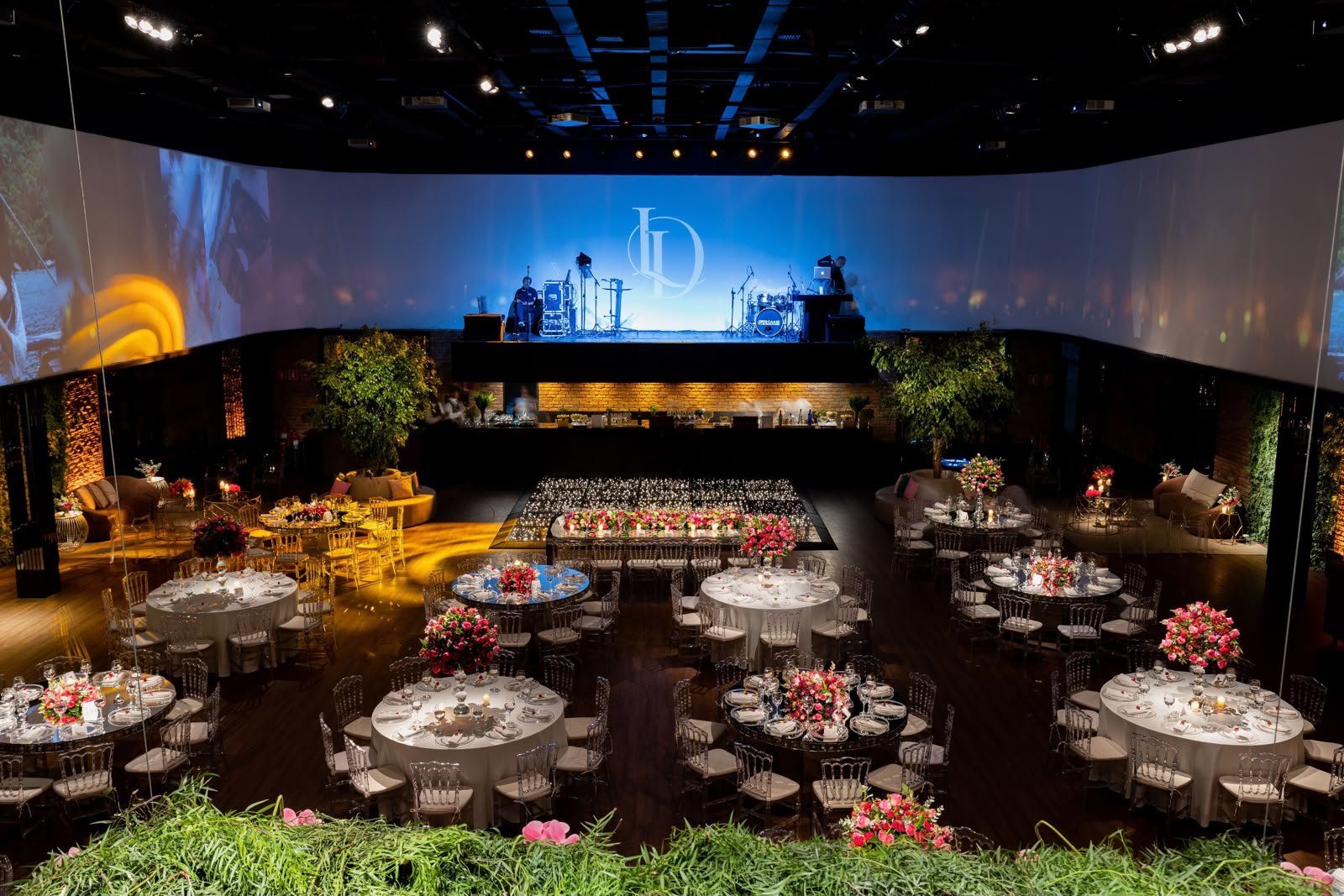 Gran evento corporativo de gala producido por Sexto Studio, con escenario y mesas decoradas