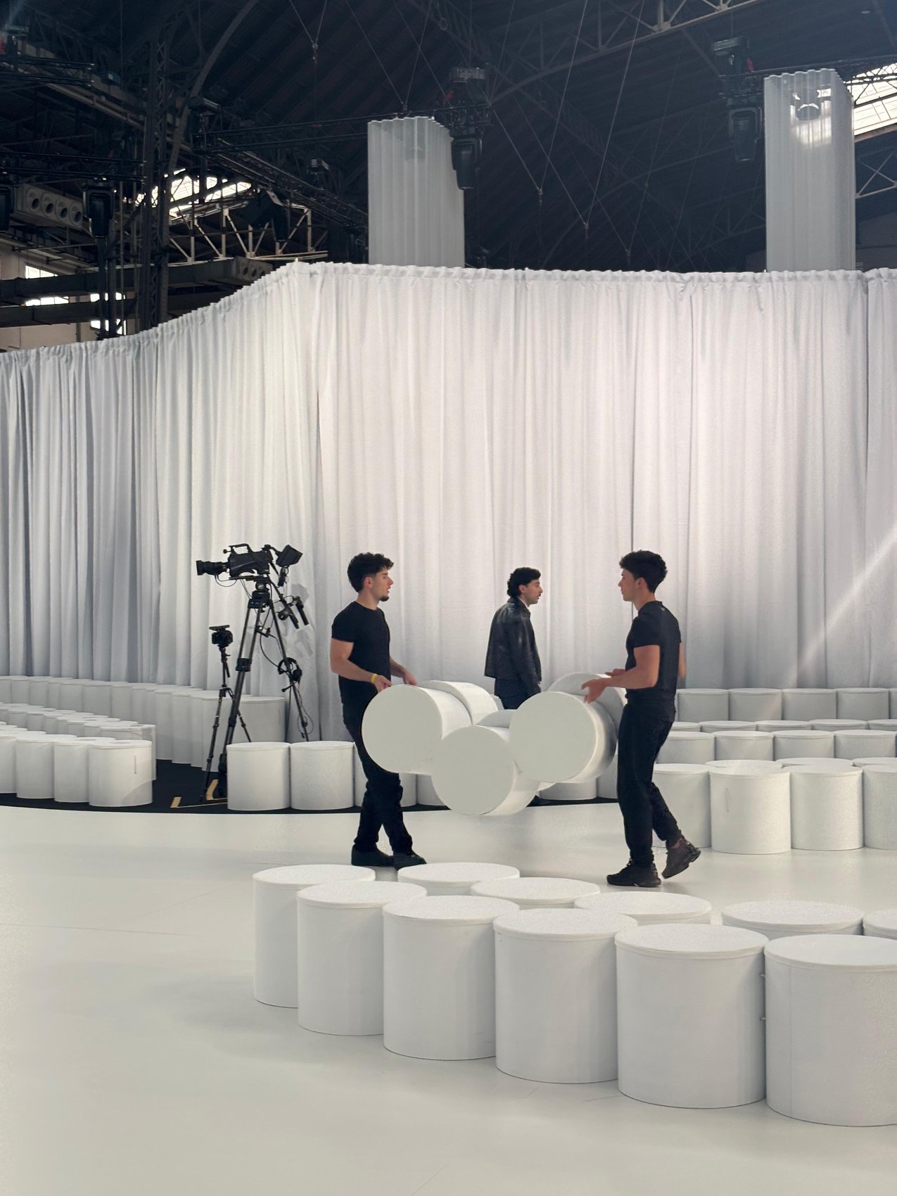 Montaje de un evento de marca producido por Sexto Studio con escenografía minimalista