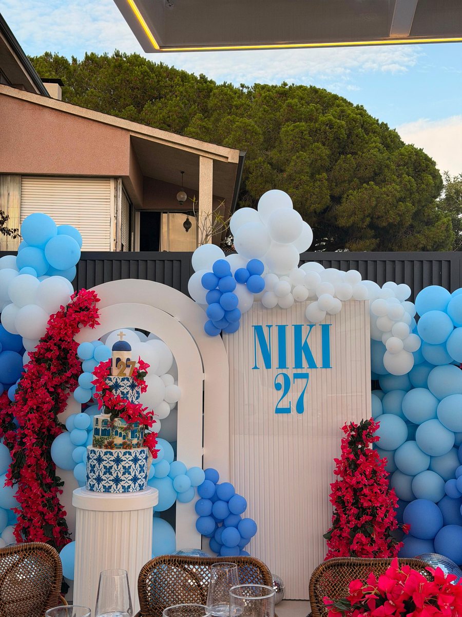 Photocall con arco de globos y tarta temática en un cumpleaños producido por Sexto Studio