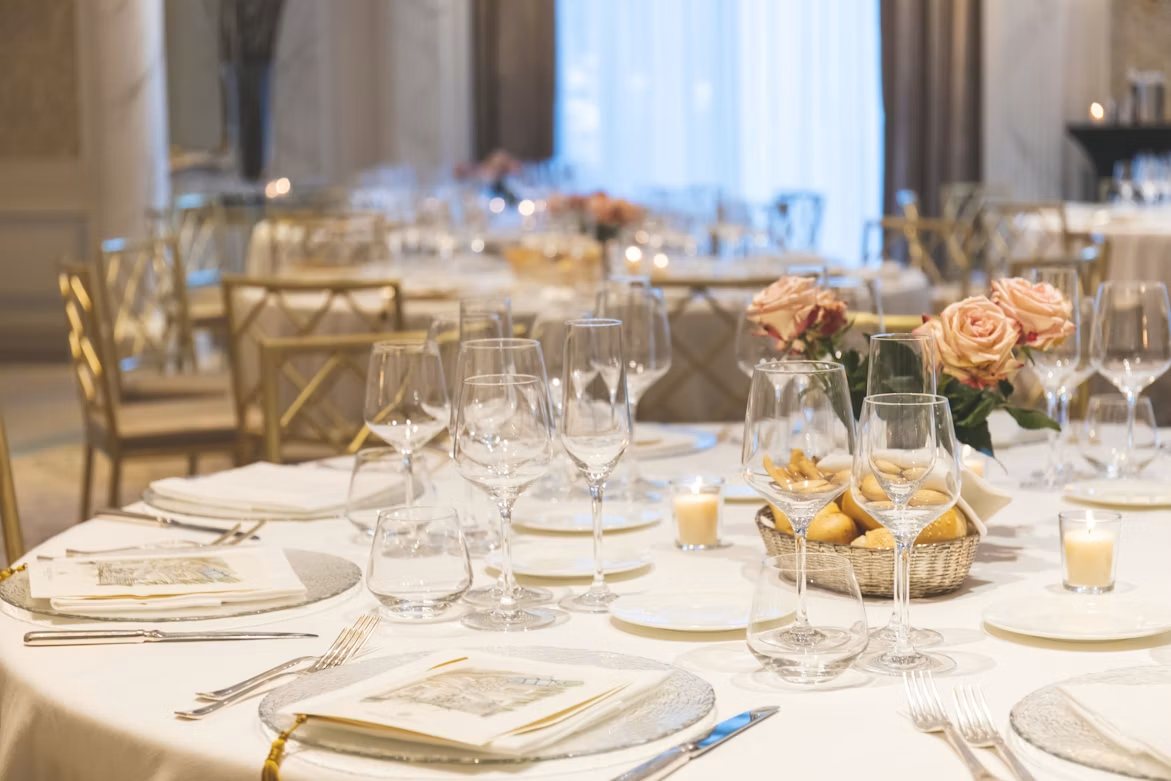 Mesa elegante con vajilla, copas y rosas para una celebración privada organizada por Sexto Studio
