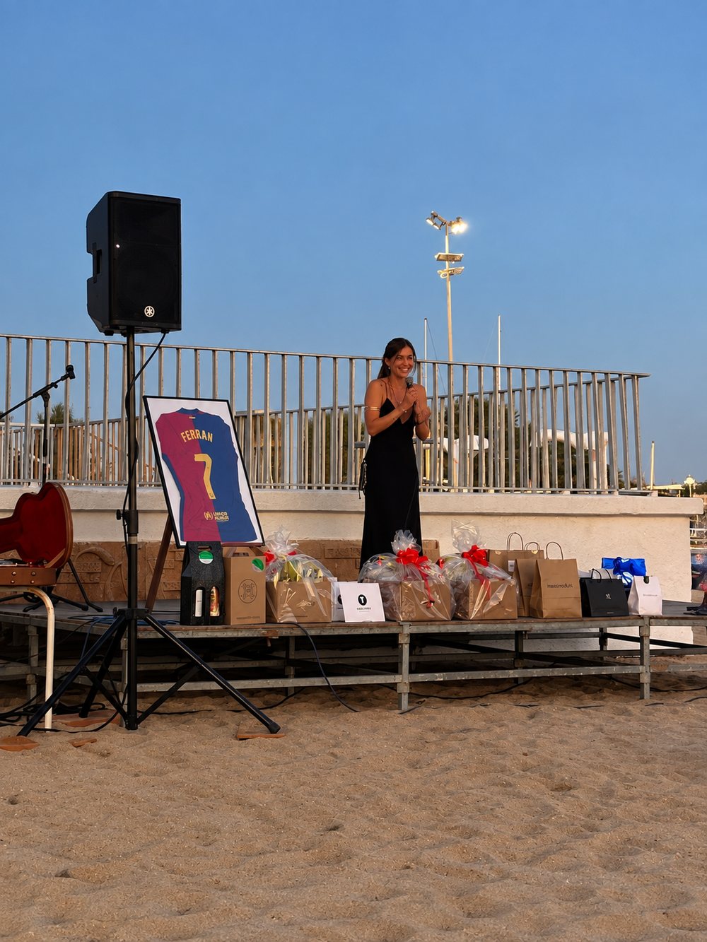 Acto solidario a favor de Asociación Arena en la playa, con subasta de una camiseta firmada y cestas benéficas, producido por Sexto Studio